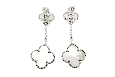 Van Cleef & Arpels. Сережки Magic Alhambra із білого золота з білим перламутром